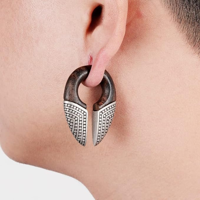 Houten en metalen hangers voor een elegante en eigentijdse etnische uitstraling.