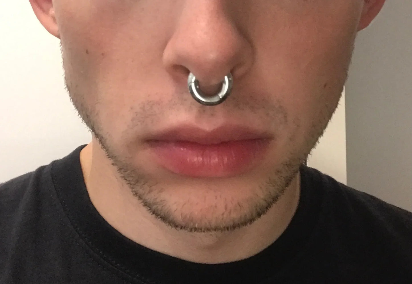 Oorpiercing in titanium, dikke ring voor een aanwezigheid die telt.
