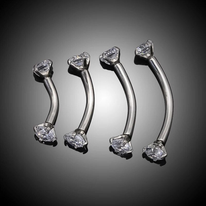 Wenkbrauwboogsieraad van titanium met zirkonia's, schittering en verfijning.