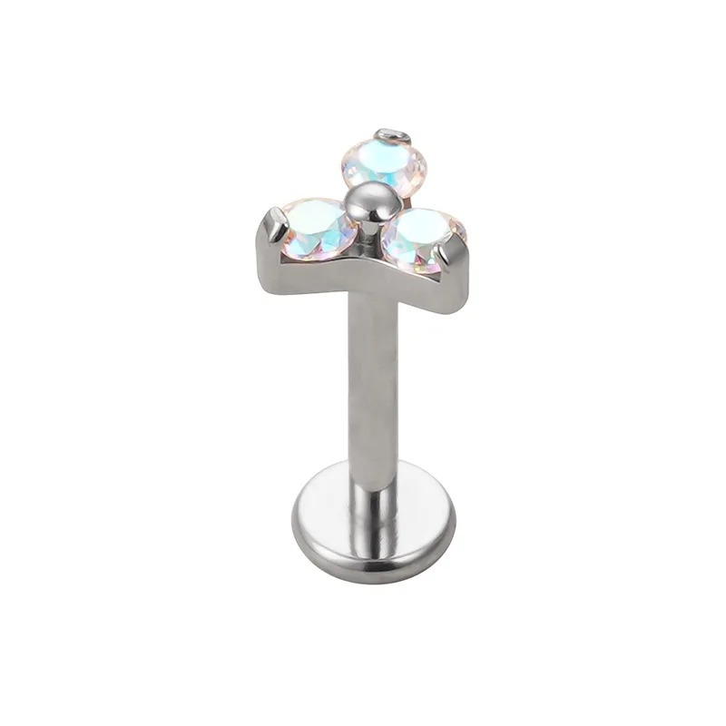 Oorsieraad in titanium, driehoek met zirkonia's voor een verfijnde stijl.