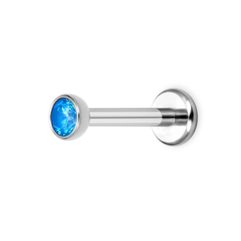 Minimalistische stud piercing met schitterende blauwe steen.