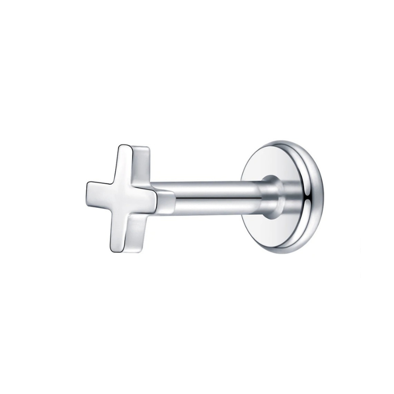 Oorstekker piercing met titanium kruis, symbool van karakter.