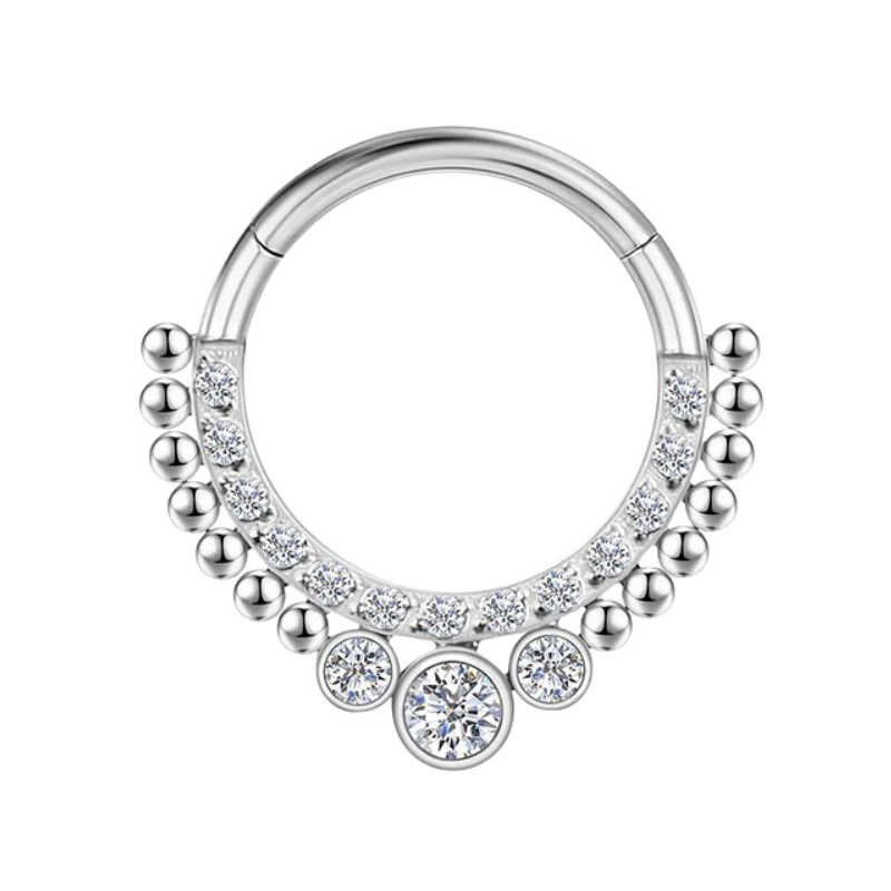 Septumpiercing in titanium met een regen van zirkonen, discreet maar impactvol schitterend.