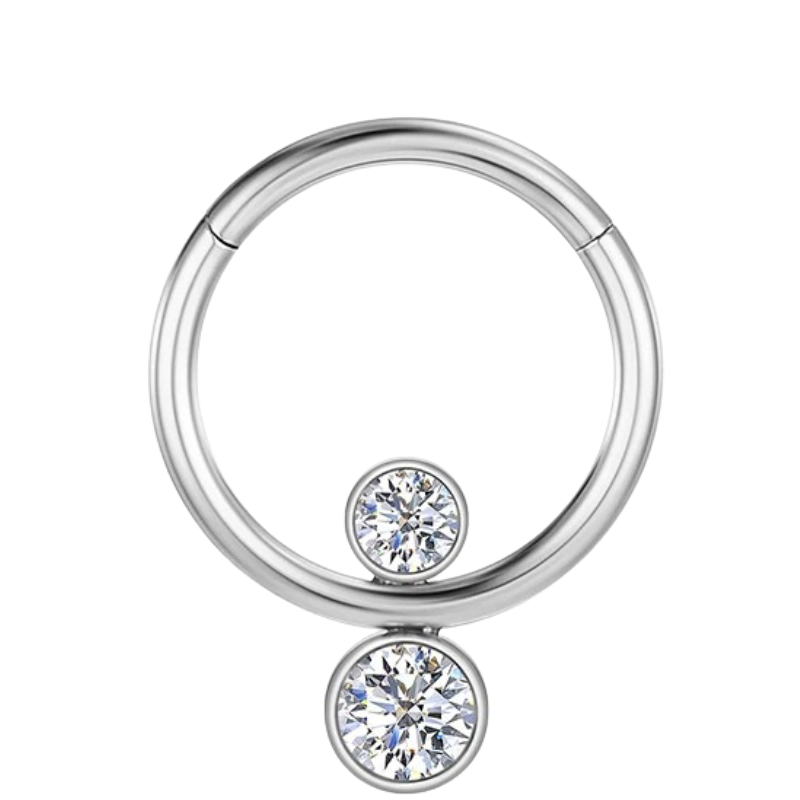 Septumpiercing in zilverkleurig titanium, minimalistische en moderne uitstraling.