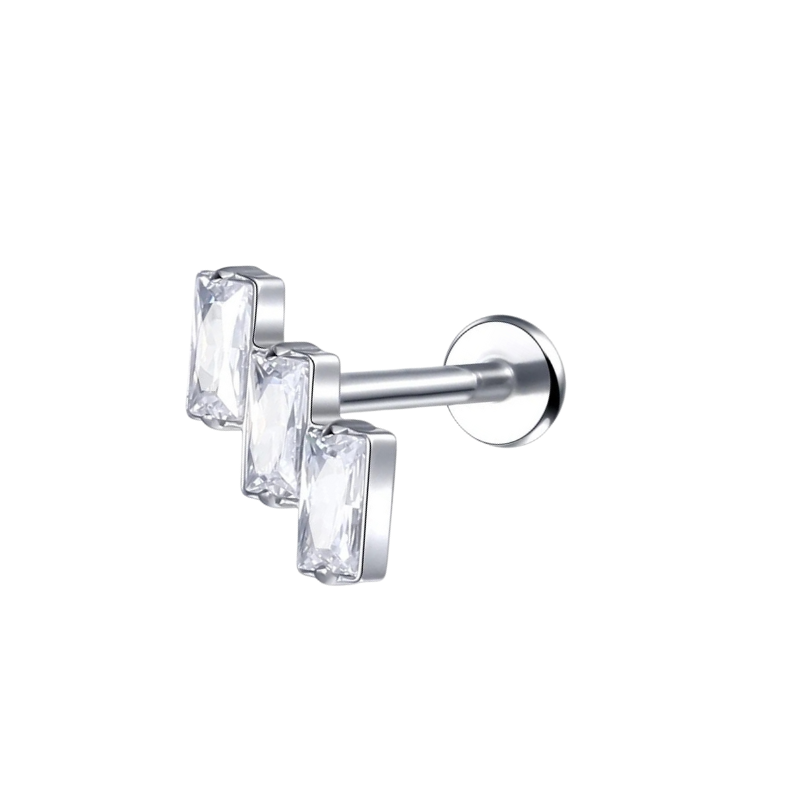 Oorstekerpiercing met drie grote zirkonen in titanium, stralende elegantie.