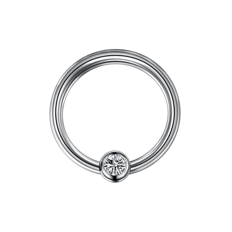 Daith oorpiercing in titanium met zirkonia, elegantie en duurzaamheid.