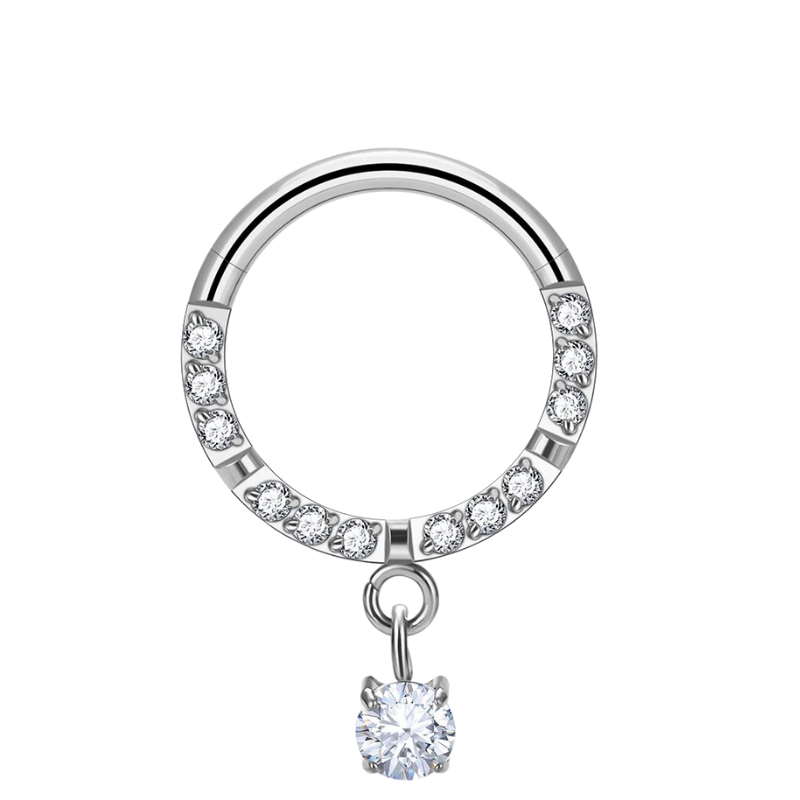 Oorpiercing met titanium ring en zirkonia's, elegantie en verfijning.