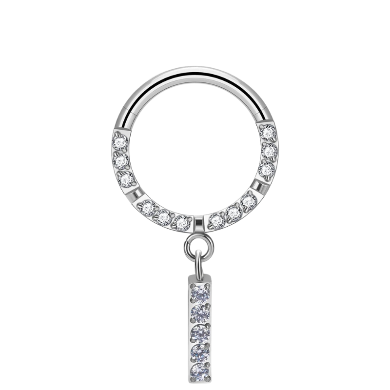 Oorpiercing met titanium ring en hangende zirkonia's, elegantie en schittering.