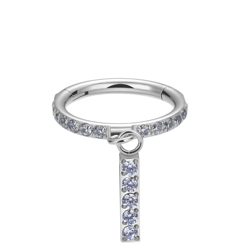 Oorpiercing conch ring in titanium met een zirkonia hanger, schittering en distinctie.