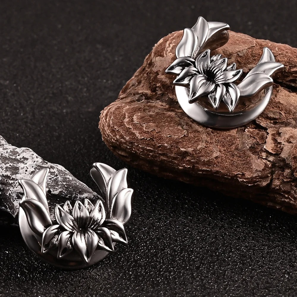 Oorverbreder in de vorm van een lotusbloem, beschikbaar in zilver, zwart en goud.