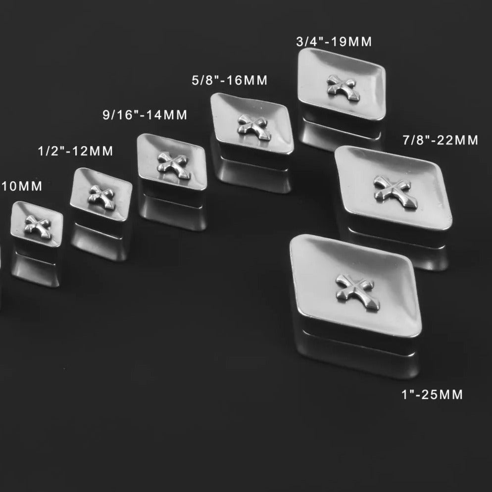 Oorpluggen beschikbaar in zilver en goud met een gotisch kruisontwerp.