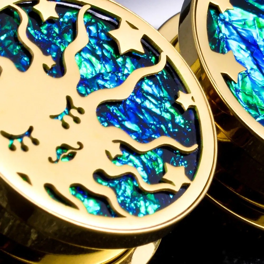 Gouden ooraccessoire met hemelse symbolen voor een kosmische balans.
