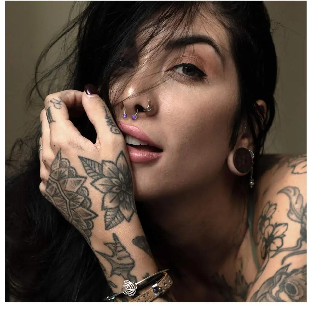 Vrouw met paarse hoefijzer piercing