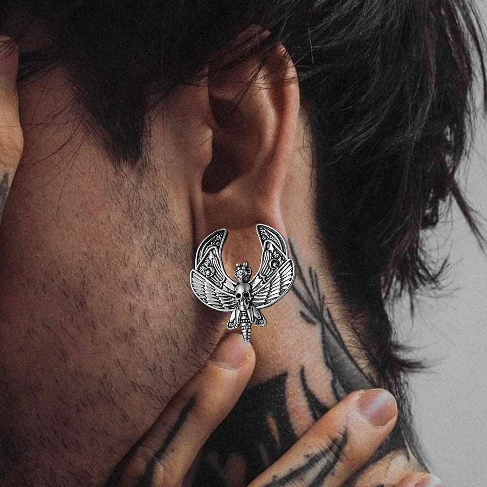 Oor sieraad met doodskopvlinder, beschikbaar in metalen tinten.