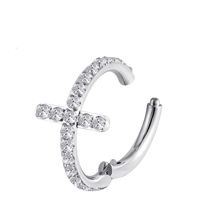 Oorsieraad met zirkonia kruis, moderne schittering en spiritualiteit.