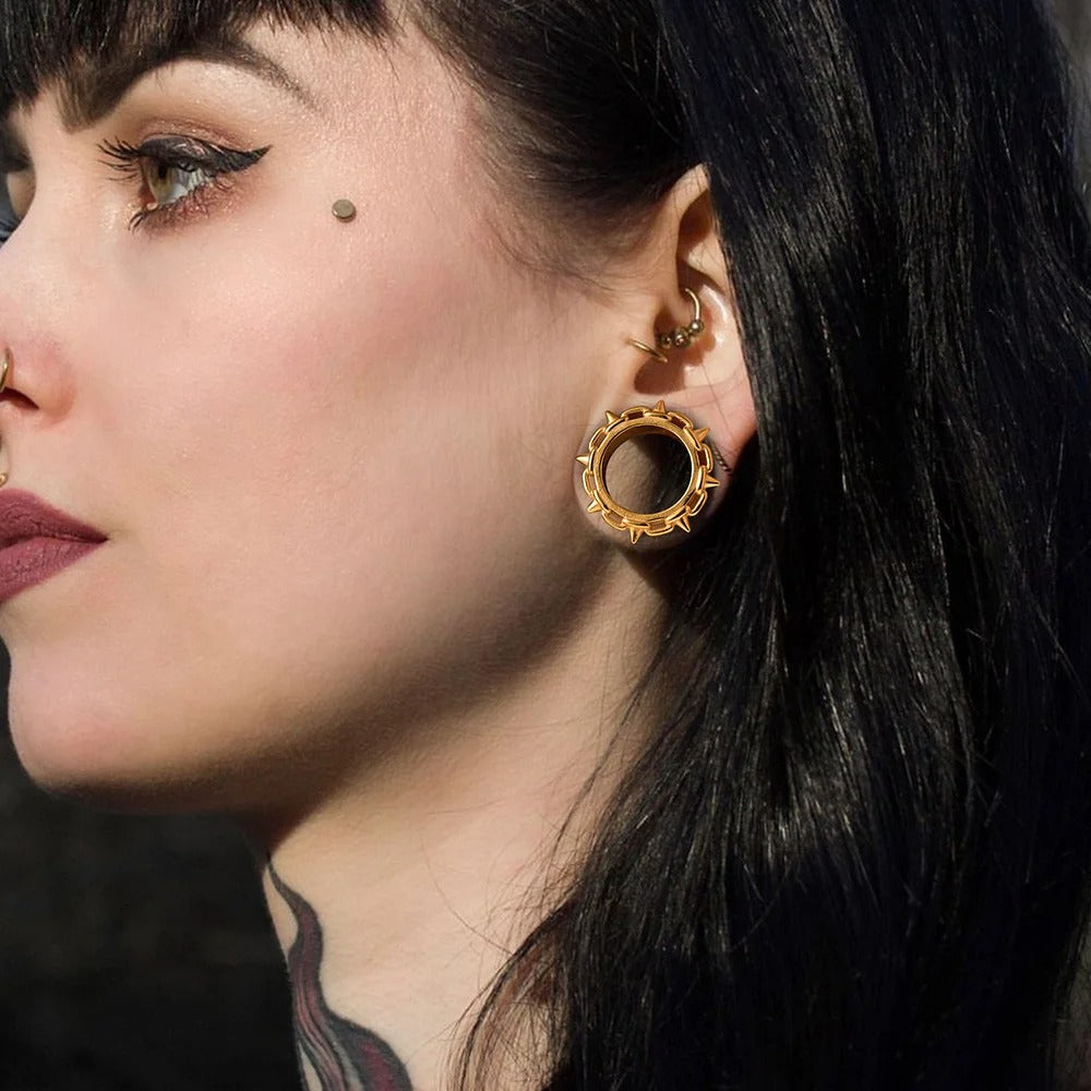 Gouden oorverbreder met punten.