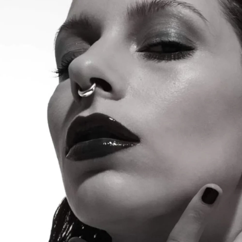 Septumpiercing beschikbaar in zilver, goud en zwart.