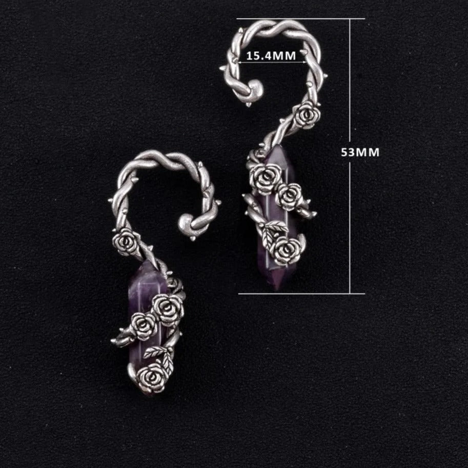 Gouden oorhangers met ontwerp van rozen en doornen.