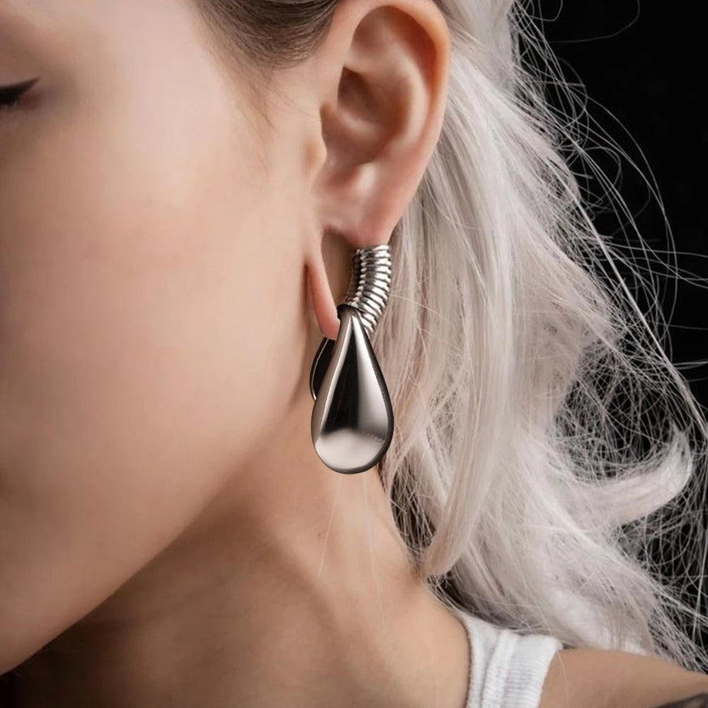 Zilveren oorhanger accessoire met druppelontwerp.