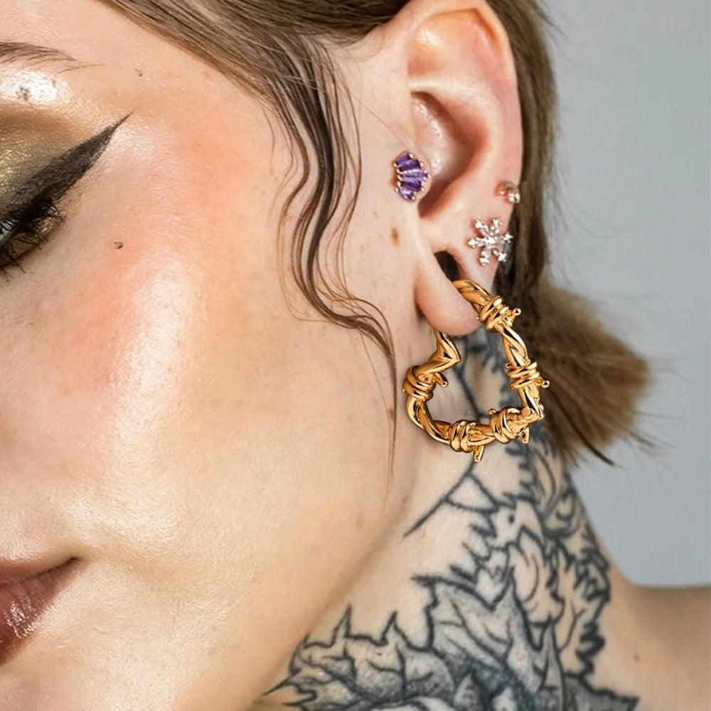 Metalen oorhangers met hart van prikkeldraad, een stijl statement