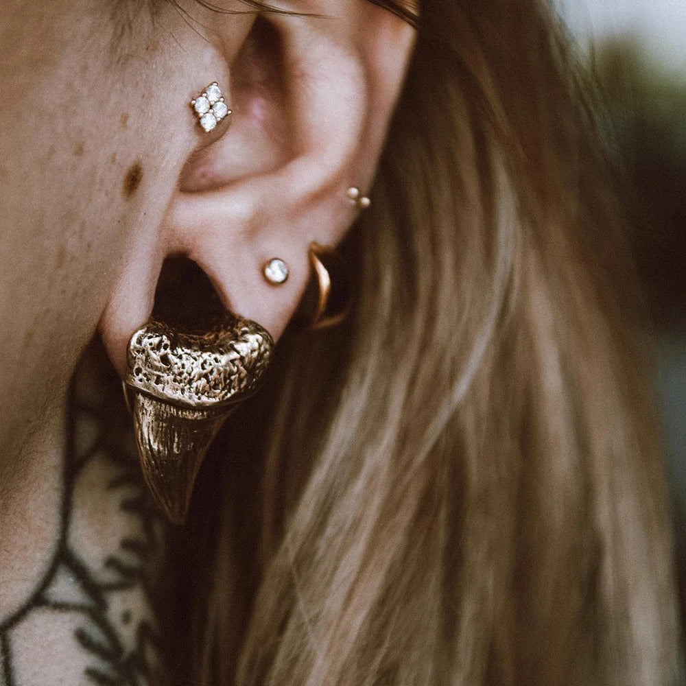 Gouden haaietand ooraccessoire 14mm.