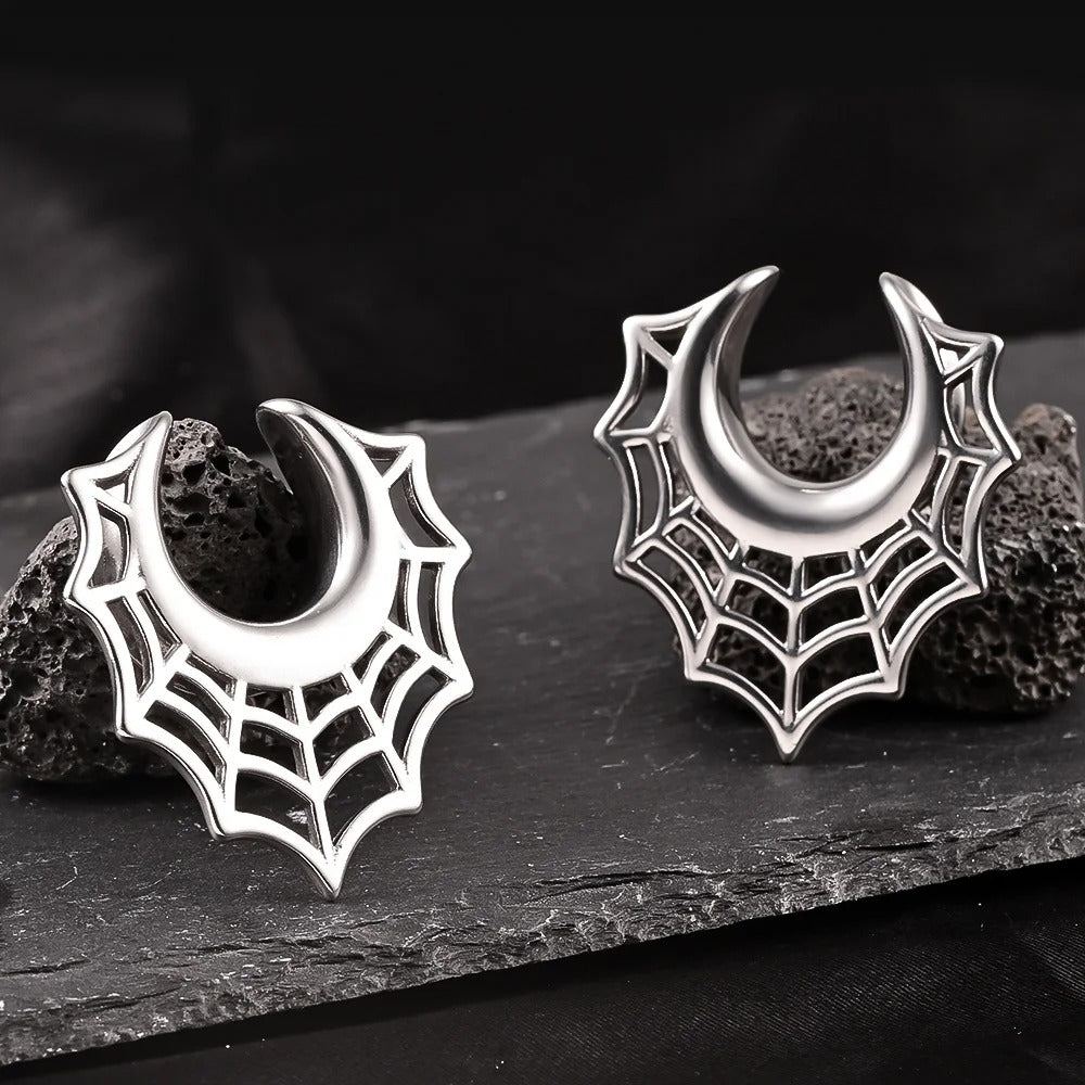 Zilveren oorverbreder met spinnenwebmotief.