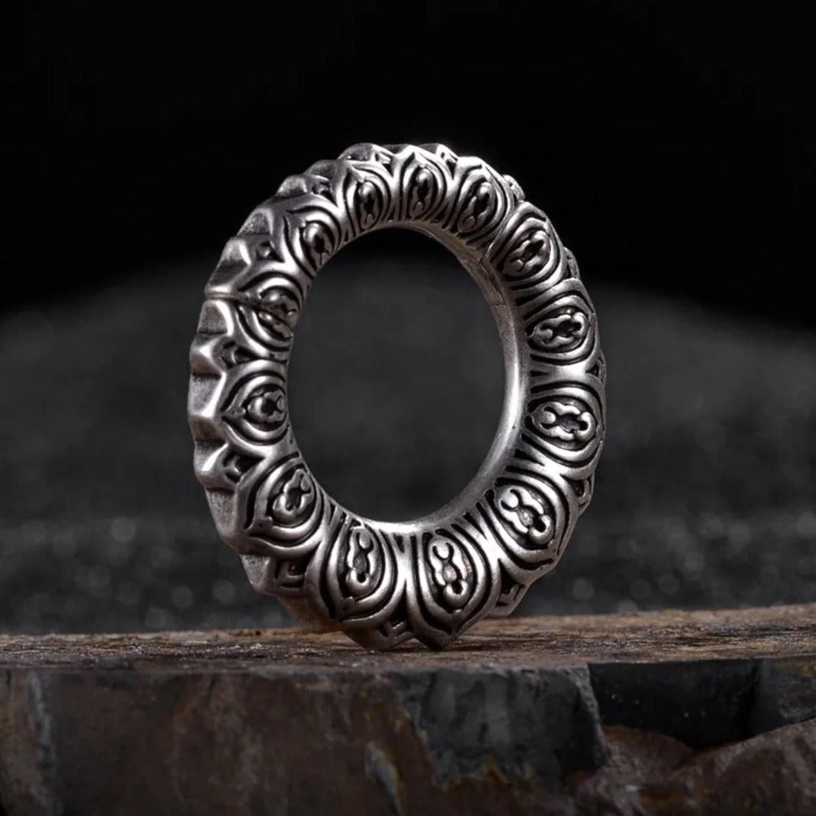 Paar zilveren oorhangers gewichten, close-up van het ontwerp.