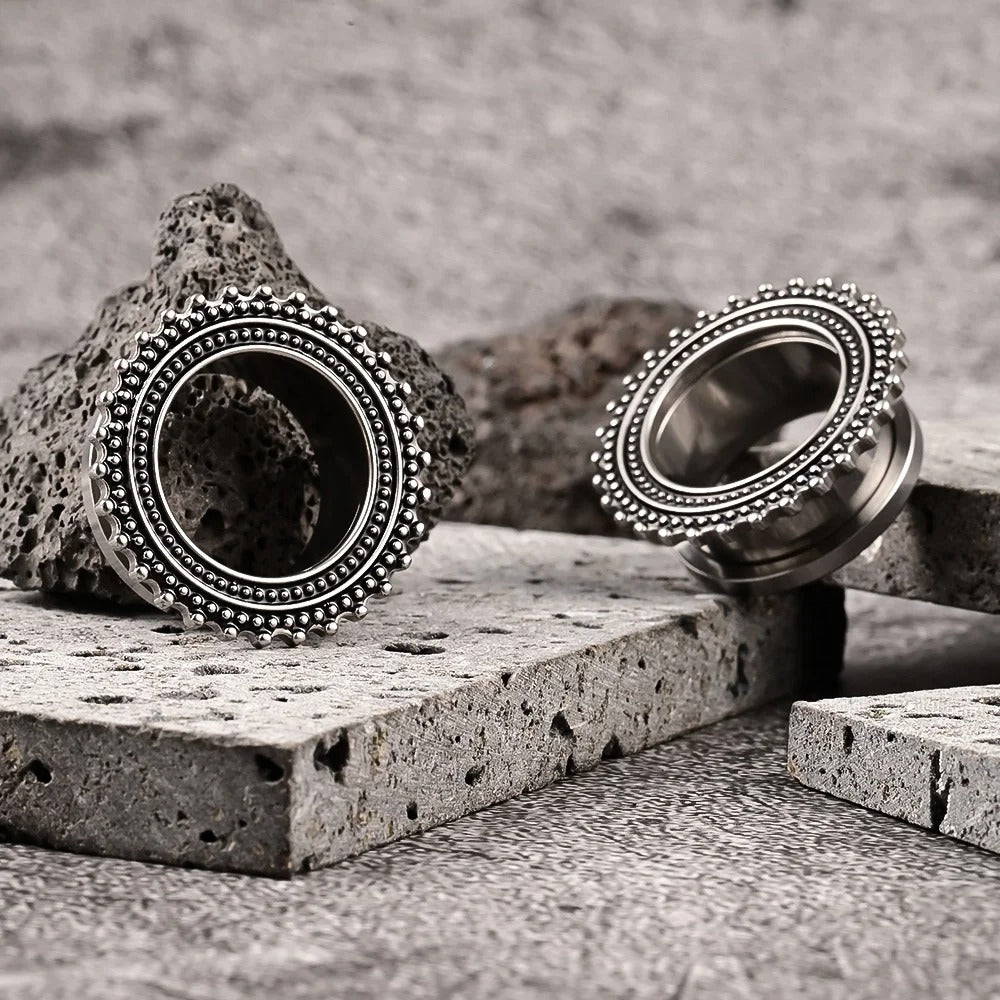 Fijne tunnel piercing met kralen, het chique detail van jouw dagelijkse look.