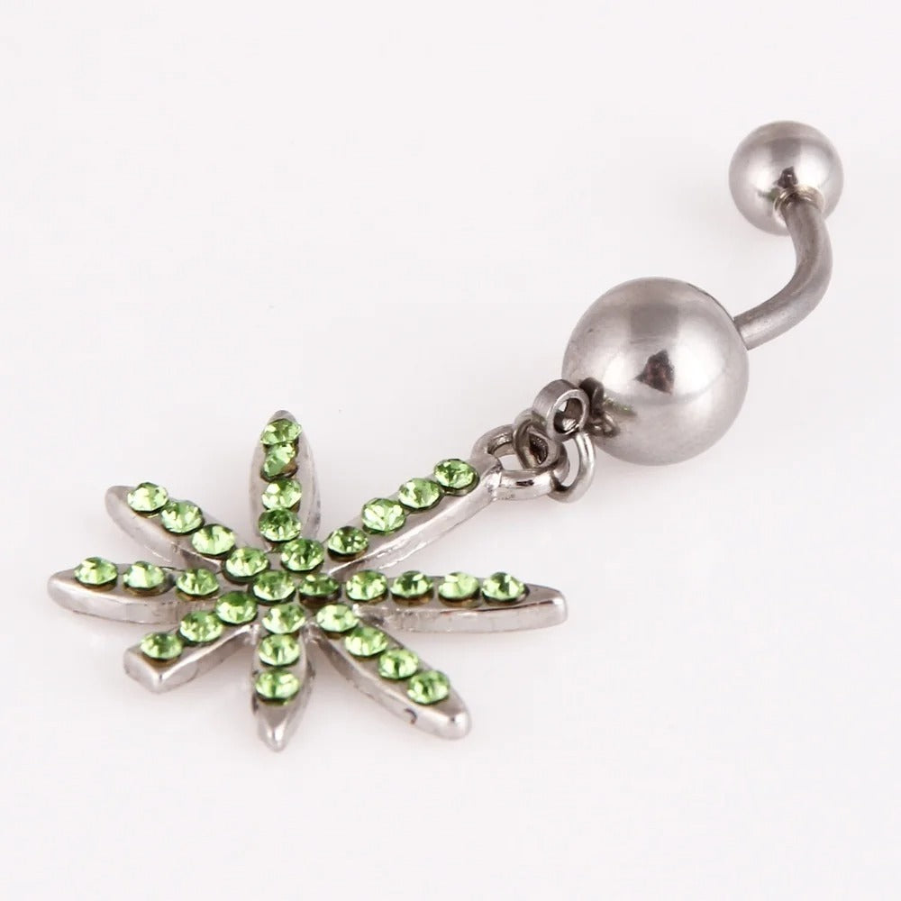 Gedurfde navelpiercing met gekristalliseerd cannabisblad voor een unieke stijl