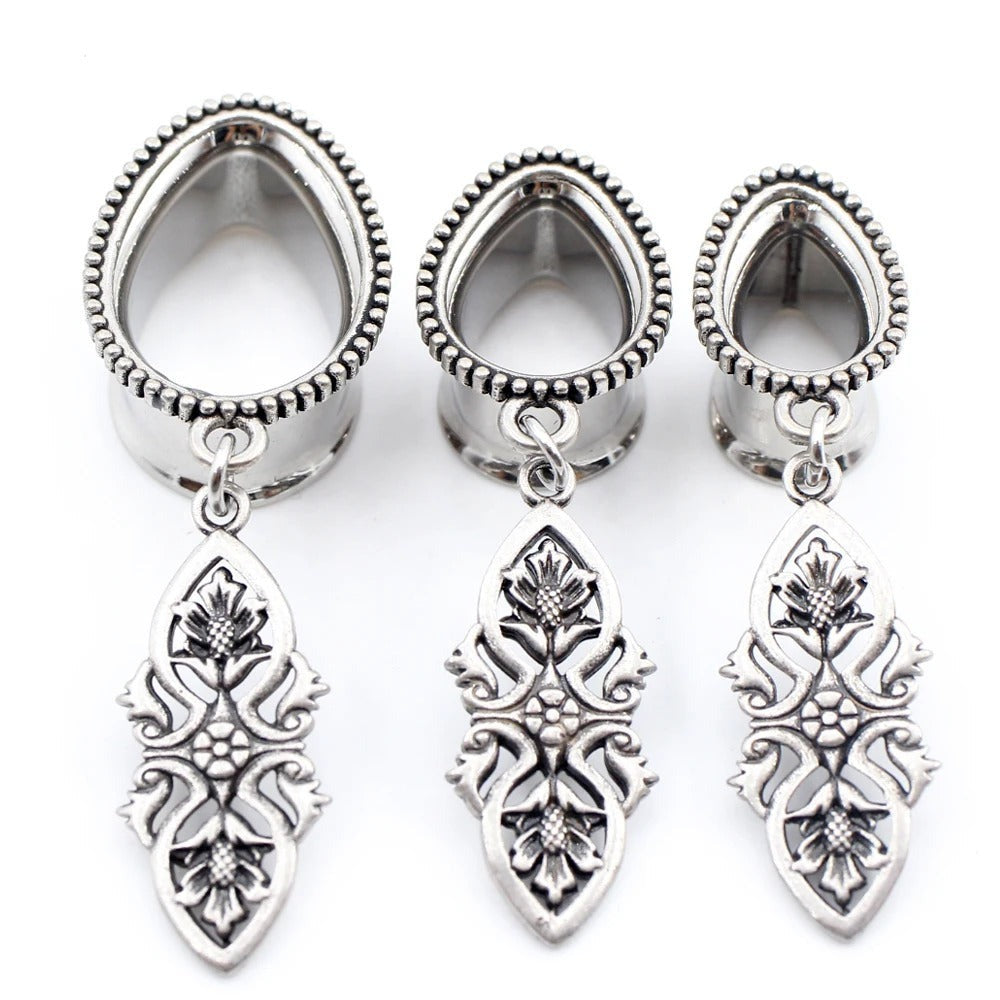 Zilveren gotische oorpluggen met hangers.