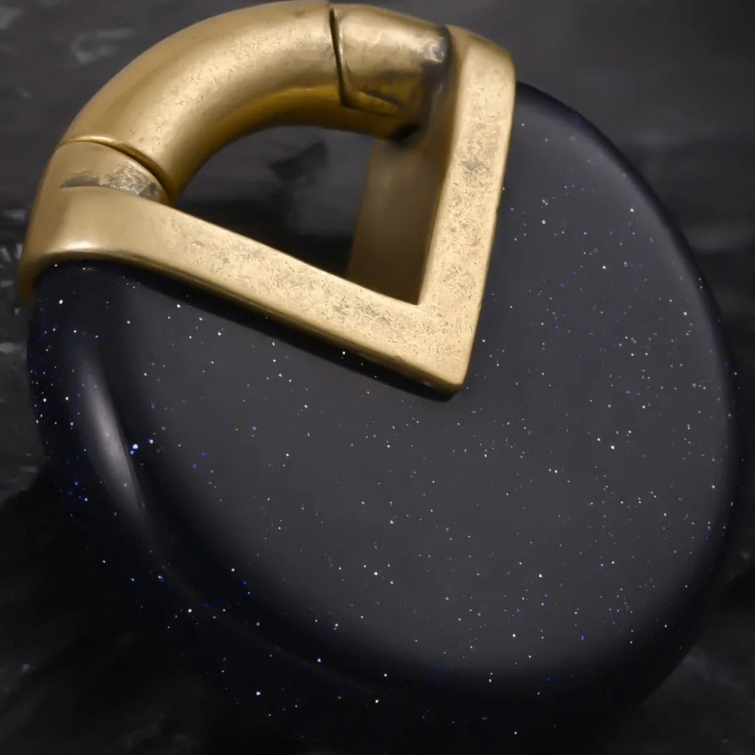 Close-up van de gouden oorhangers Nocturne Elegantie.