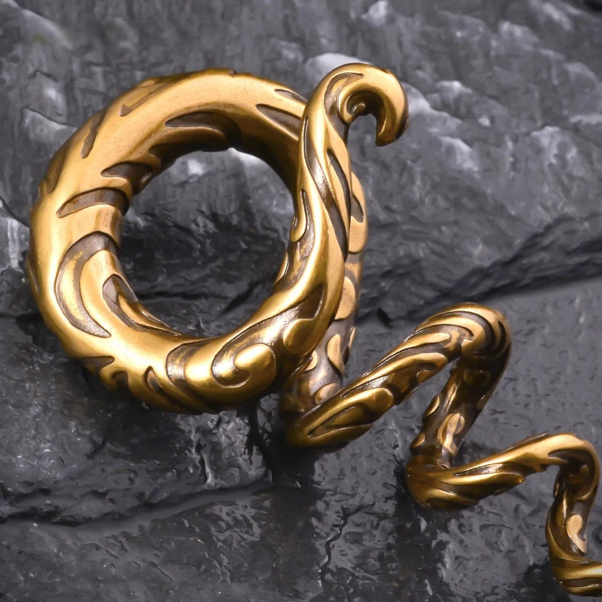 Ooraccessoire geïnspireerd op etnisch vakmanschap, verkrijgbaar in zilver of goud