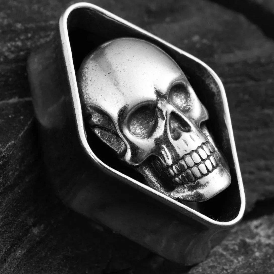 Oorpluggen met gedetailleerde schedel en diamantvormige setting.