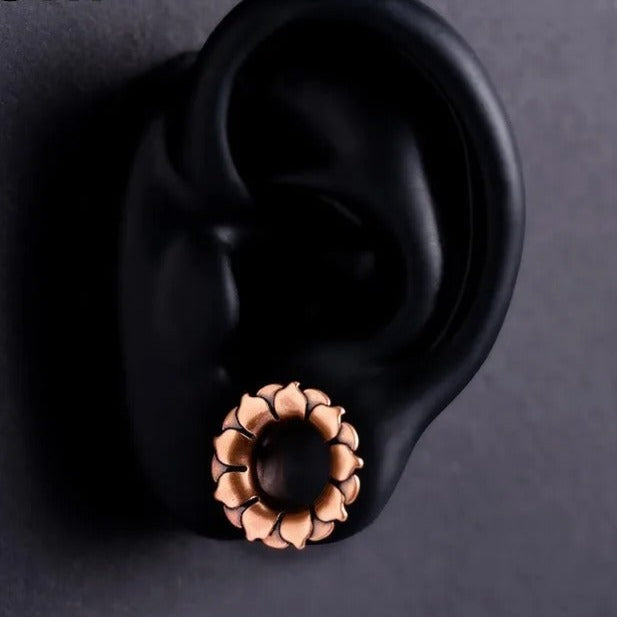 Oorsieraden in de vorm van een lotusbloem voor een natuurlijke stijl.