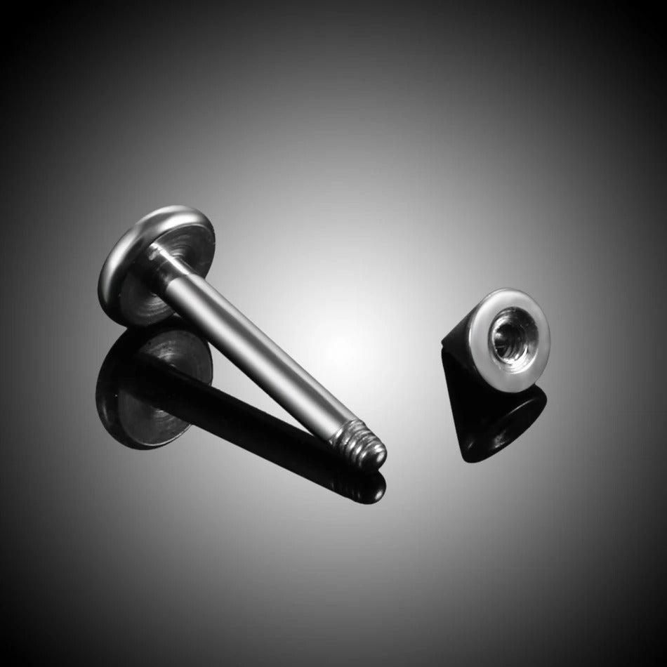 Zilveren oorpiercing stud detail