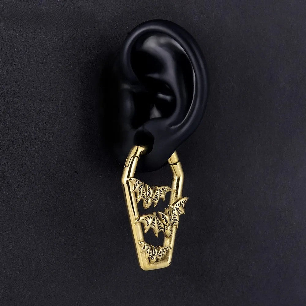 Gouden oorhanger met vleermuizen, een gedurfde verklaring voor de duistere zielen