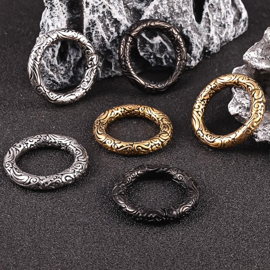 Barok en elegante oorhanger in zwart, zilver en goud.