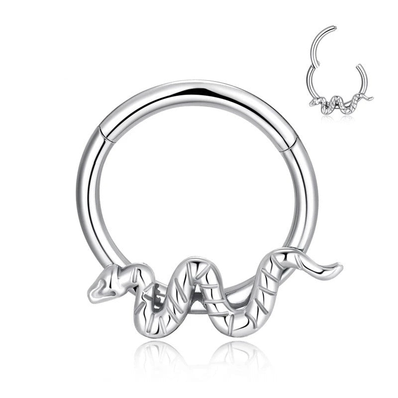 Titanium piercing ring met slangen detail, een vleugje mysterie