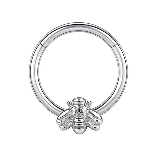 Zilveren titanium piercing ring met een kleine bij, natuurlijke elegantie