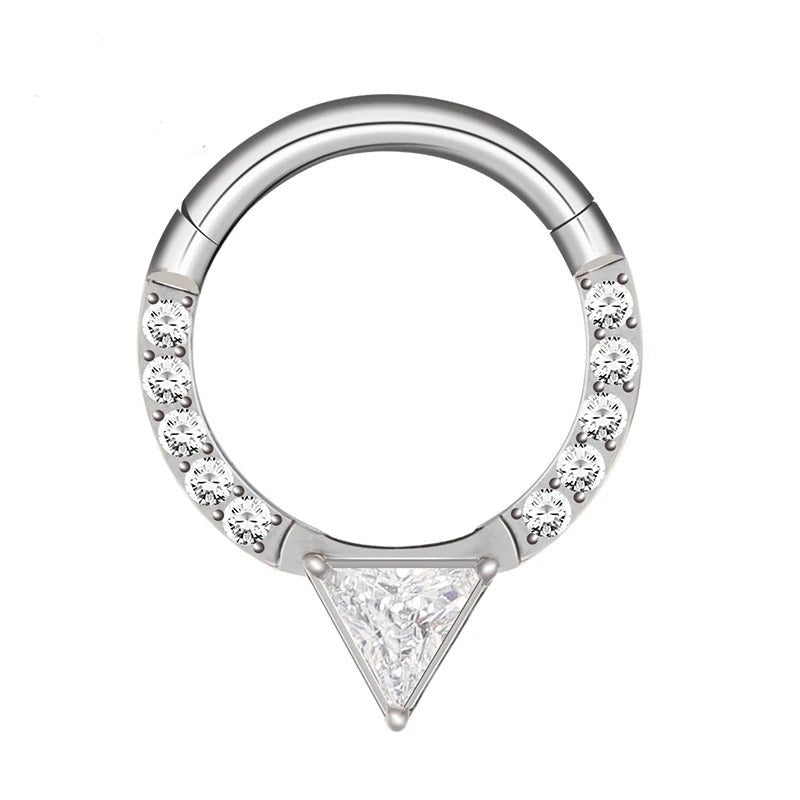 Oorpiercing met titanium ring, driehoekige zirkonia voor een originele stijl.