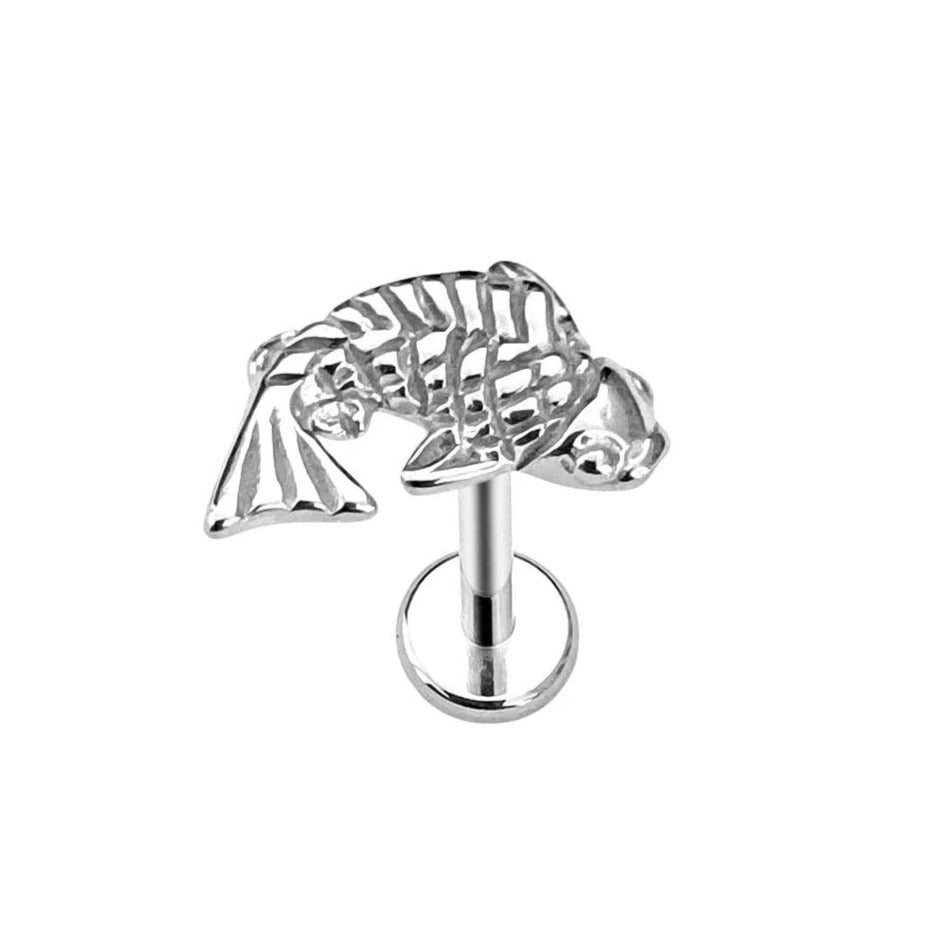 Zilveren oorbel piercing in de vorm van een vis.