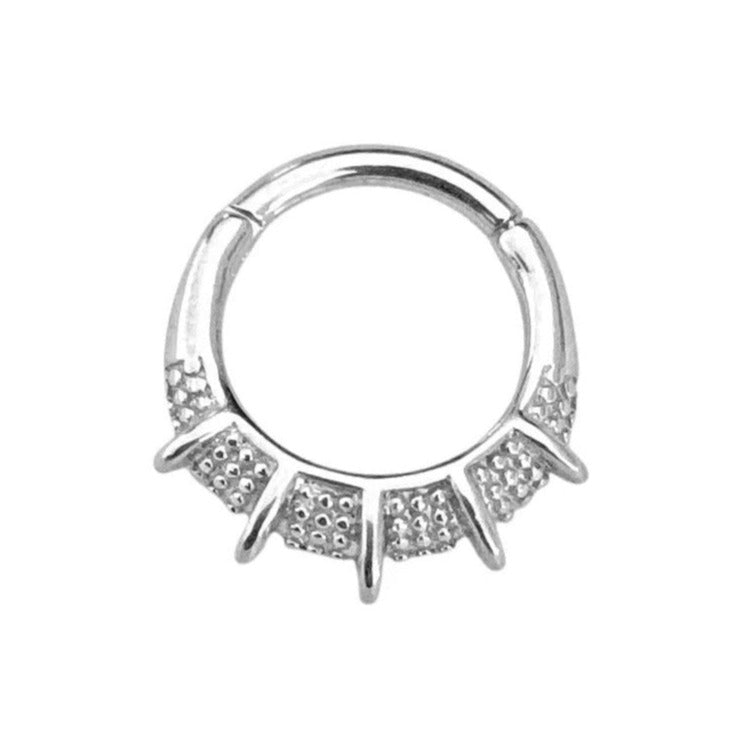 Zilveren neusring met tribal motief, een modern sieraad met een oude ziel