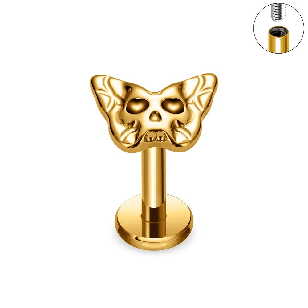 Gouden oorpiercing in schedelvorm.