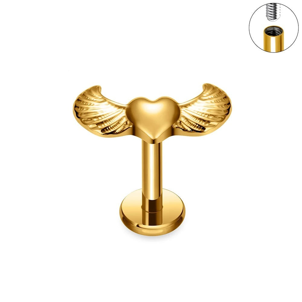 Gouden oorpiercing met engelenvleugels.