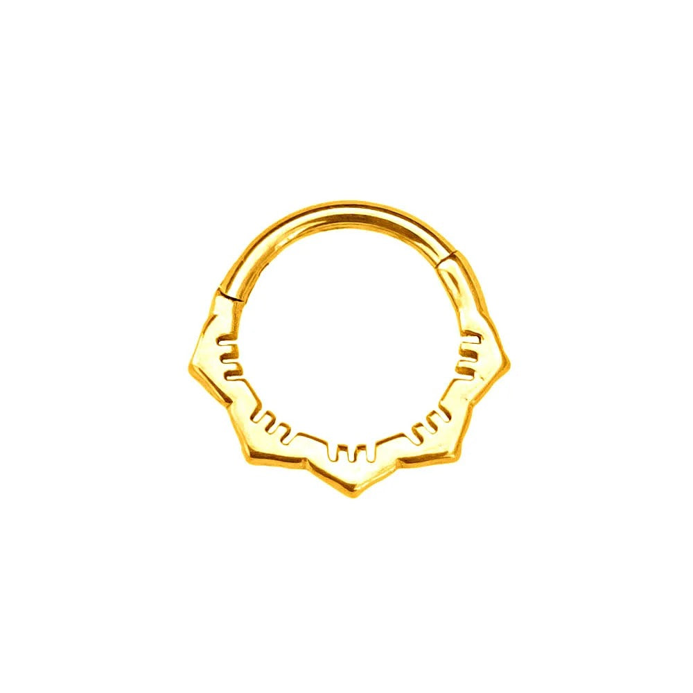 Gouden septumpiercing tribale kroon.
