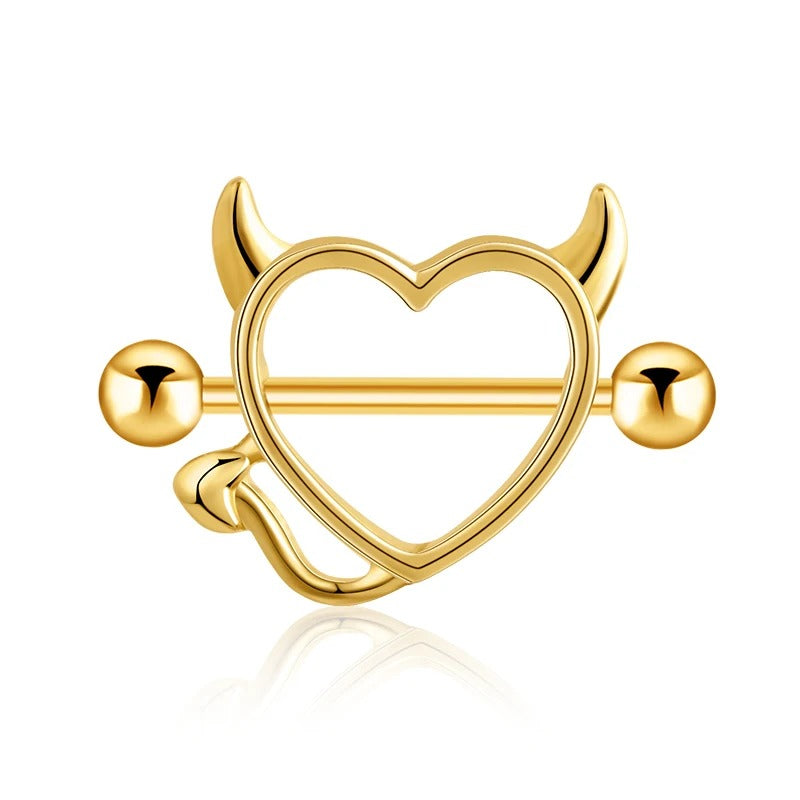 Tepelpiercing met duivels hart in goud.