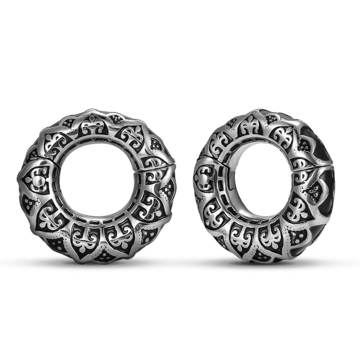 Zilveren oorhangers met etnische motieven voor een ancestrale stijl.