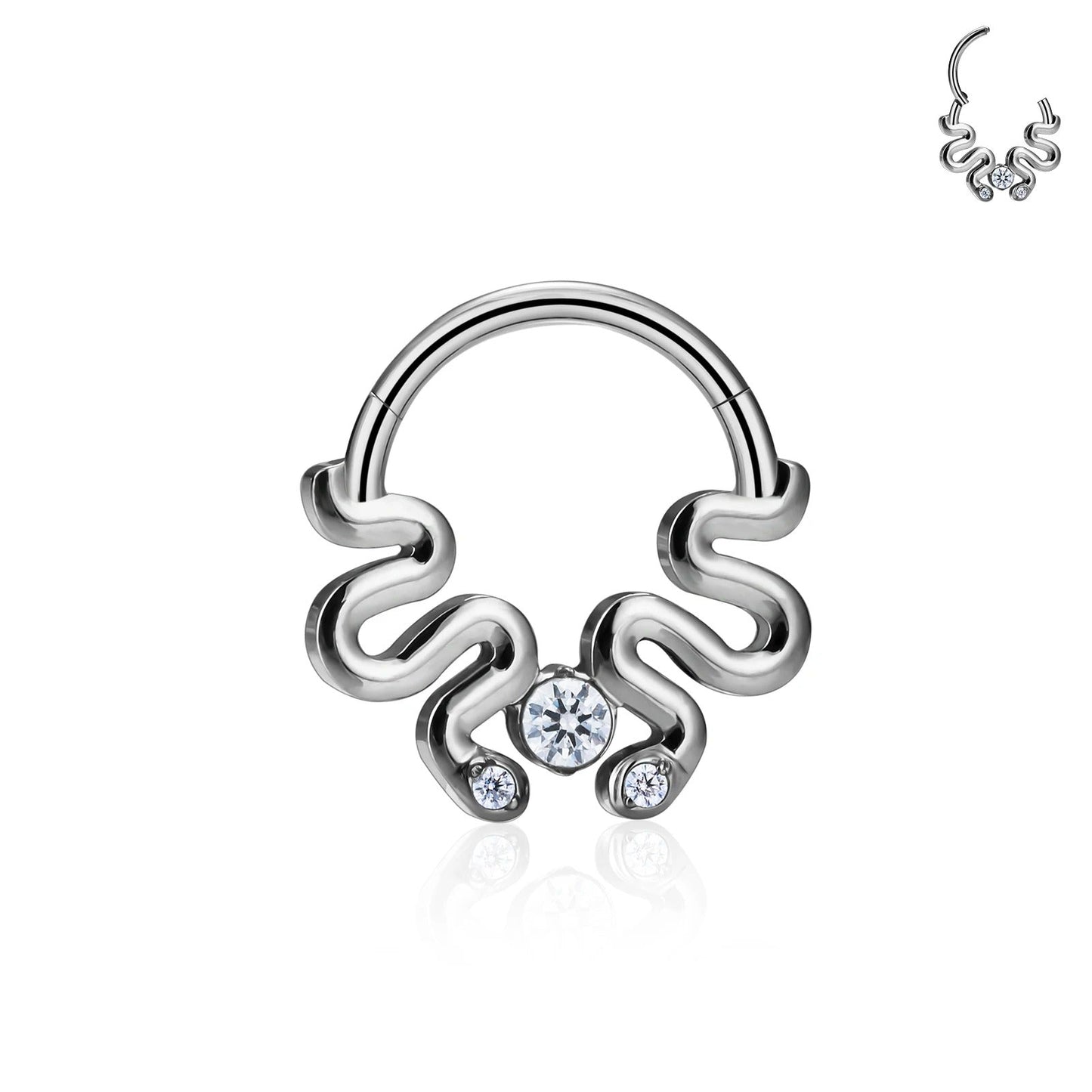 Verfijnd verstrengelde slangen op een zilveren neuspiercing, een mix van schittering en traditie