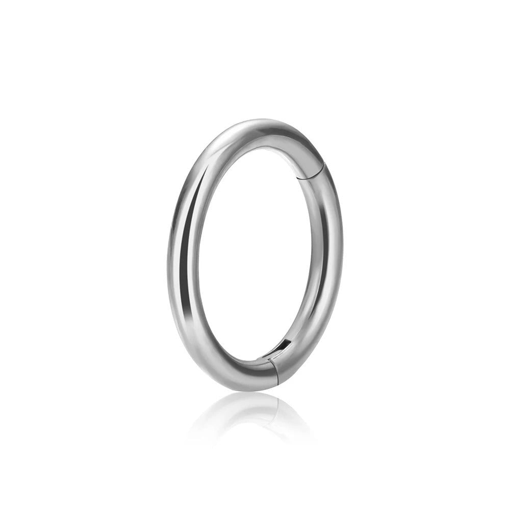 Eenvoudige zilveren titanium ring voor een klassieke wenkbrauwboog piercing look