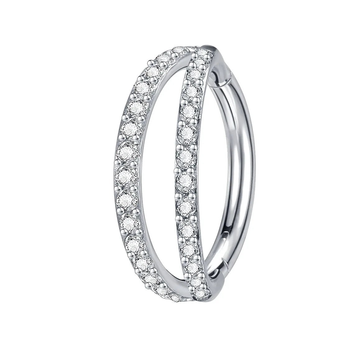 Elegante piercing met twee kruisende zilveren zirkonia ringen.